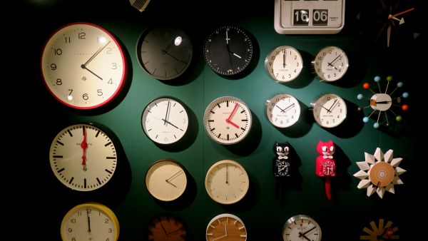 Comment les horloges suisses incarnent-elles la précision du temps ?