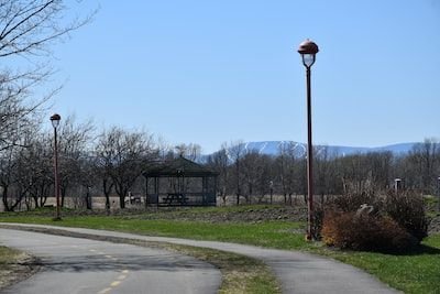 Quelle est la différence entre une piste et une bande cyclable ?