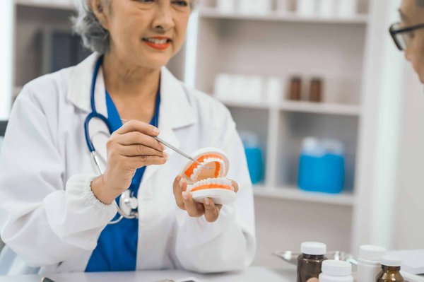 Comment la clinique dentaire Prisma aborde-t-elle l'éducation des patients ?